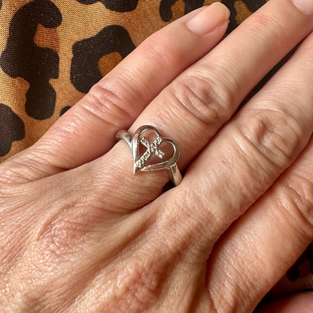 10k White Gold Heart With Diamonds Cross Ring - Picture 4 of 8